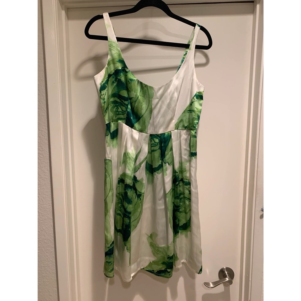 BB Dakota Satin White Green Floral Babydoll Mini Dress Size 10 - Picture 2 of 4